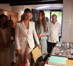 SS.AA.RR la Princesa de Asturias y la Infanta Doña Leonor en el interior de la Casa Pequeña en Sant Martí Vell